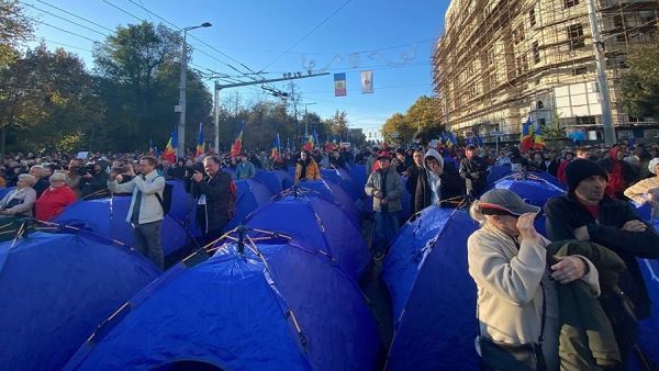 Протестующие установили палатки у здания администрации президента в Кишиневе